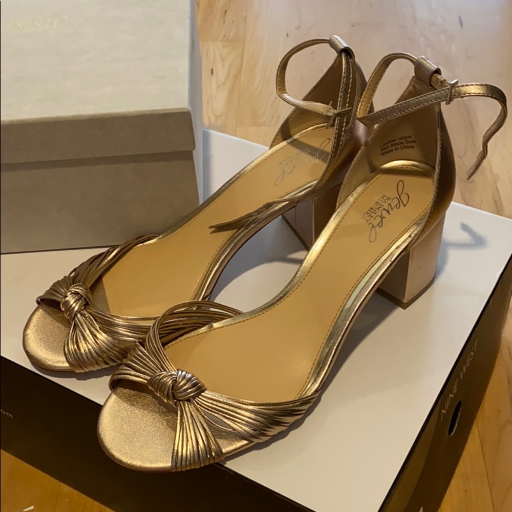 Jewel by Badgley Mischka Rose Gold Sandals 9.5